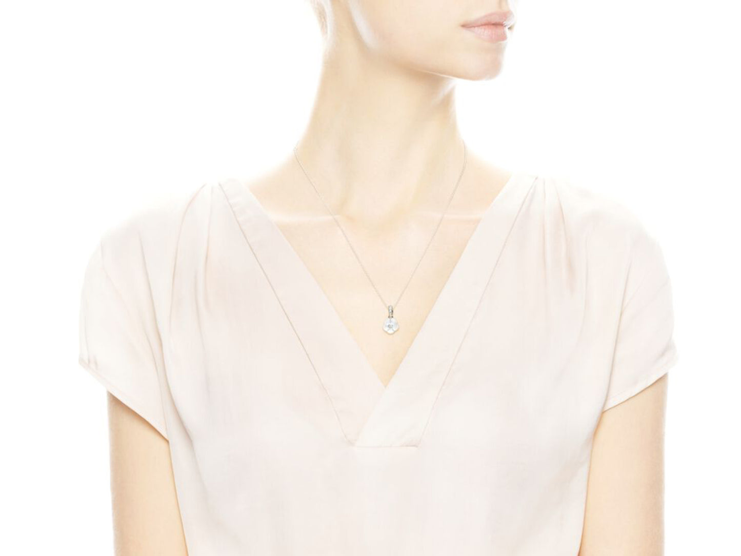 Radiant Floral Pendant