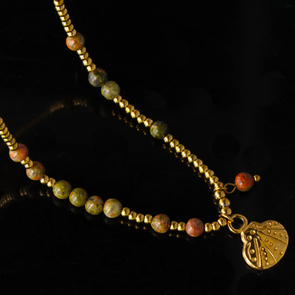 Gold O-chain necklace with natural stone and metal shell pendant