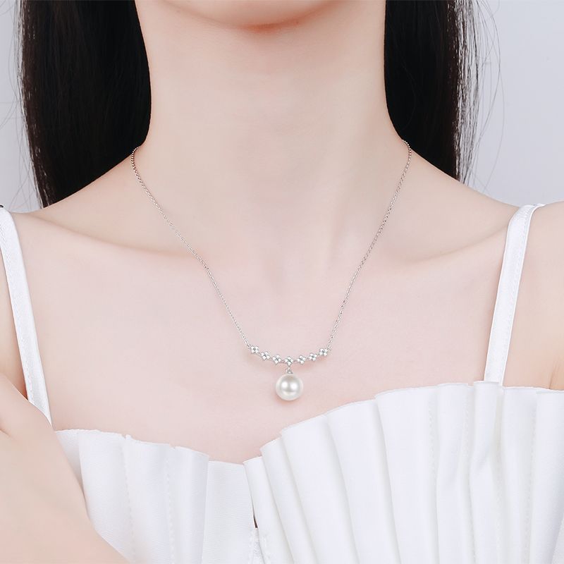 925 Sterling Silver Four-Leaf Clover Necklace with 33.6-Point Moissanite & 10mm Freshwater Pearl