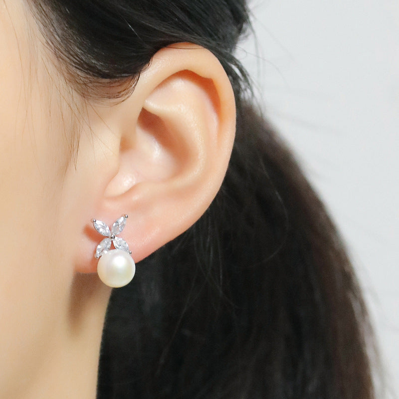 925 Sterling Silver Four-Leaf Clover Pearl Stud Earrings – Elegant Korean-Inspired Jewelry