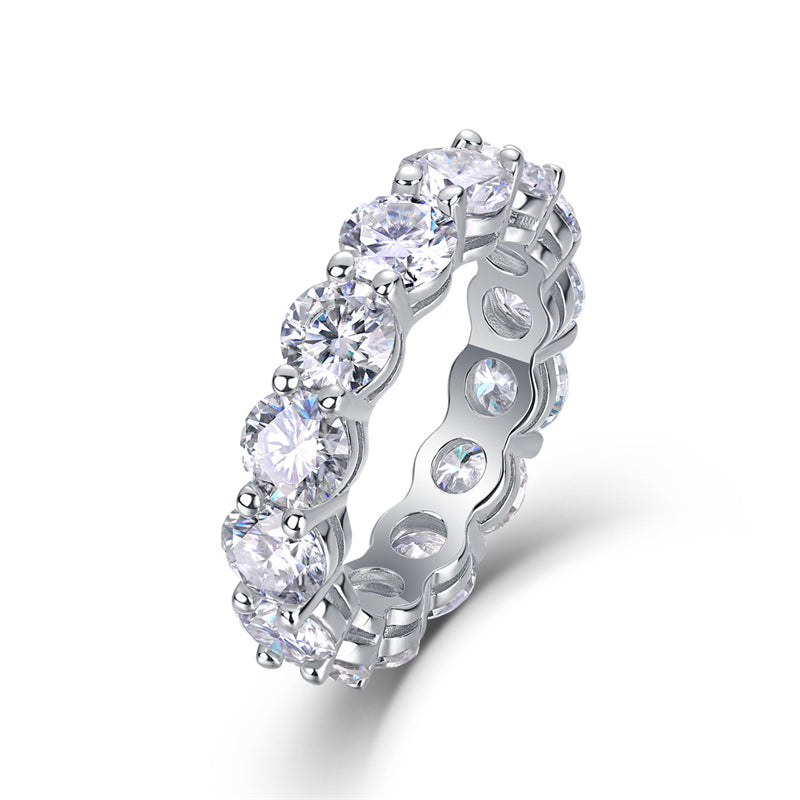 Chic Silver Band with Round Moissanite Design