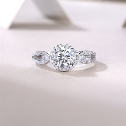 Fashionable Silver Band with 1ct Round Moissanite