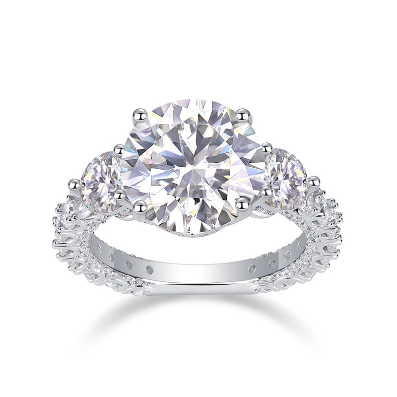 Luxurious Round Moissanite Ring in 925 Silver