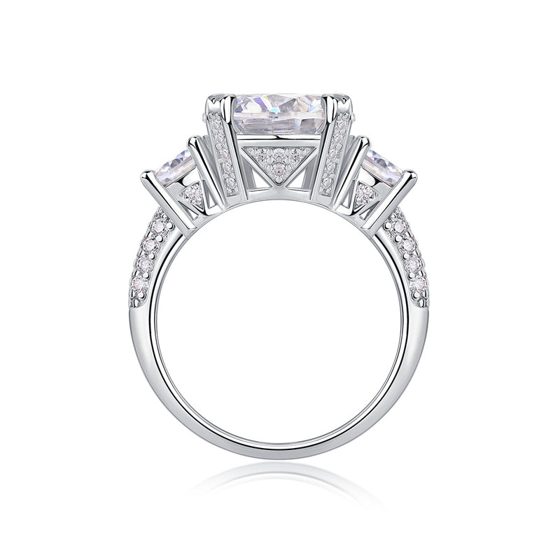Luxurious Round Moissanite Ring in 925 Silver