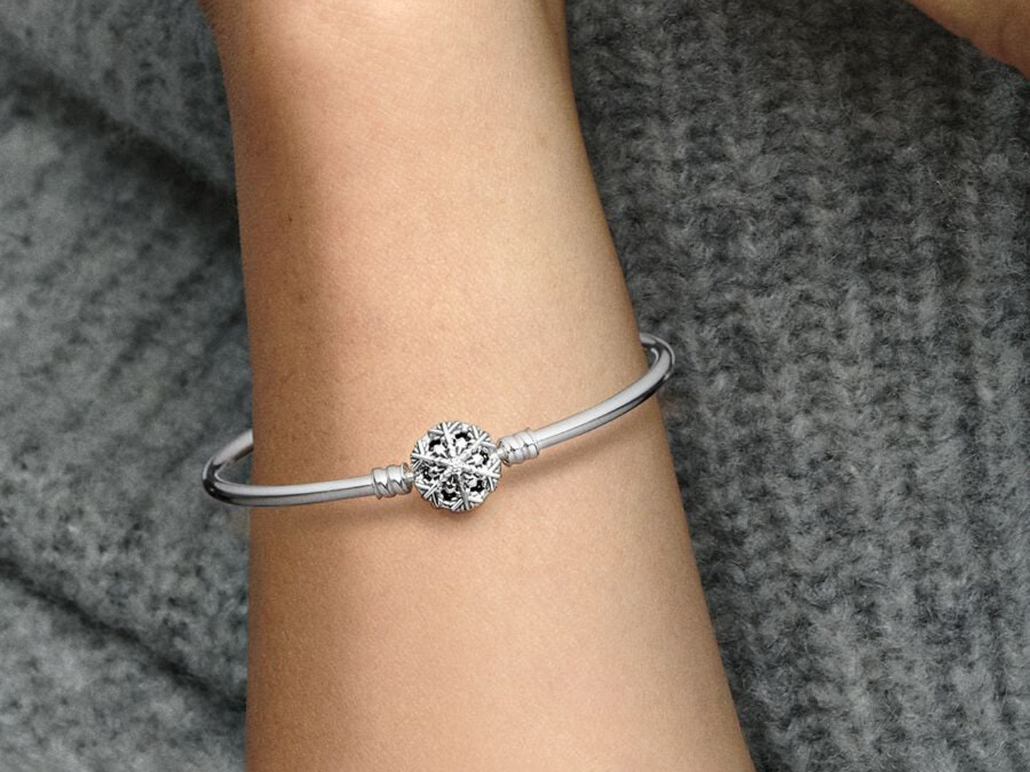 Sparkling Snowflake Clasp Bangle