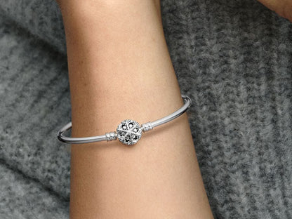 Sparkling Snowflake Clasp Bangle