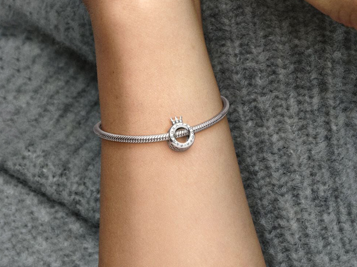 Logo Crown O Charm