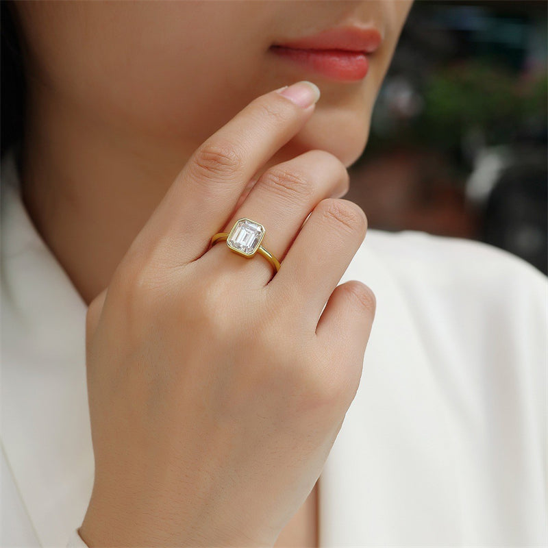 Round Moissanite Ring in 925 Silver