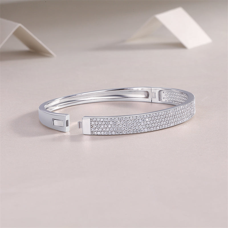 Sophisticated Adjustable Bracelet with Moissanite