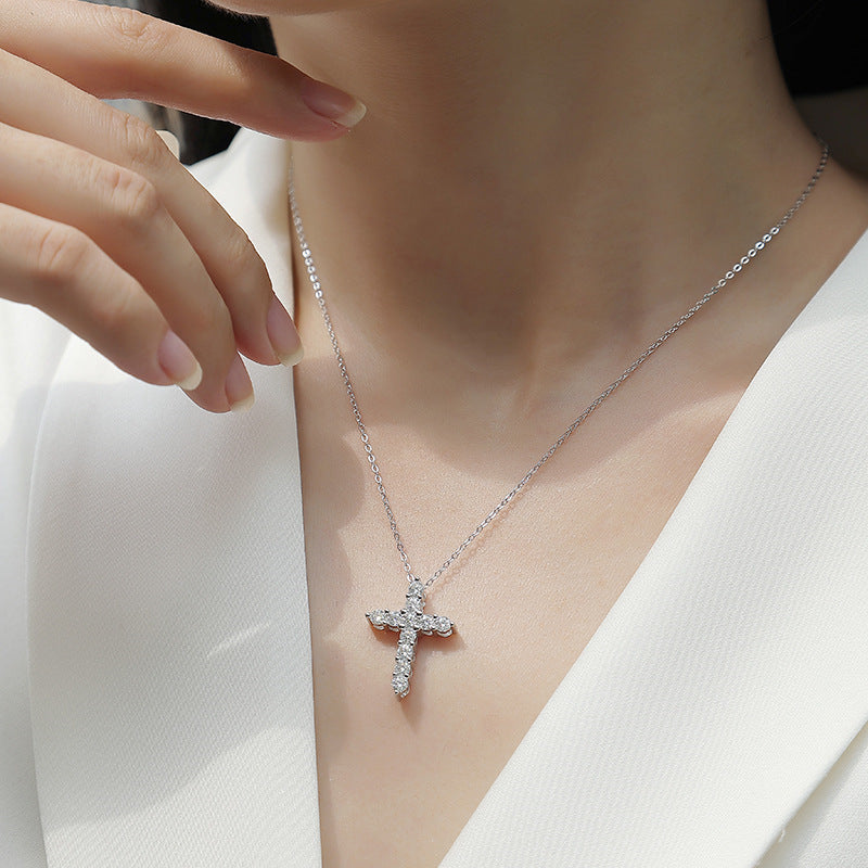 Sophisticated Unisex Necklace with Cross Design