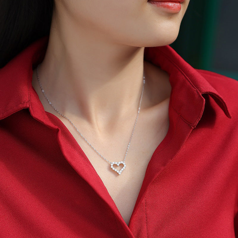 Sophisticated Unisex Necklace with Heart Design