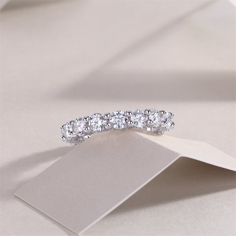 Stunning 925 Silver Band Featuring Round Moissanite
