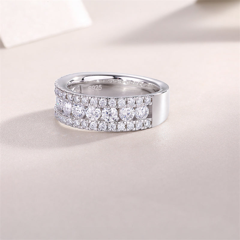Subtle Round Moissanite Ring in 925 Silver