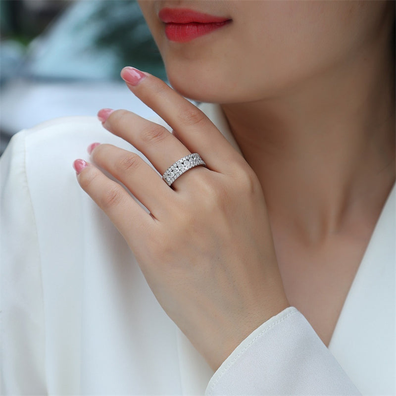 Subtle Round Moissanite Ring in 925 Silver