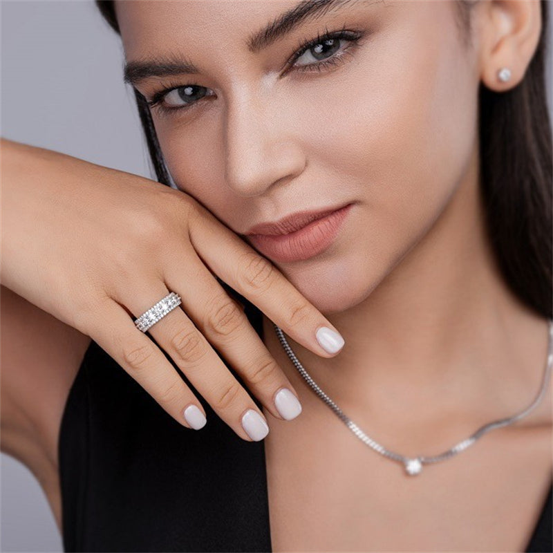 Trendsetting 925 Silver Ring with Round Moissanite Accent